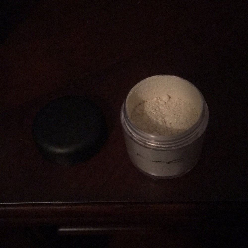 Mac Pigment in “Vanilla”, gently used!